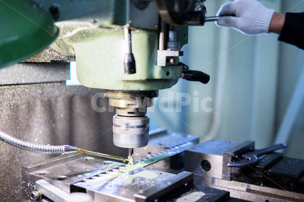 milling,millingmachine,grinder,grinding,technicial,engineer,operator,parts,production,workshop,factory,manufacturing,제조,제조업,기술자,엔지니어,작업자,부품,부품가공,밀링,범용밀링,밀링머신,밀링기,밀링작업,생산,공장,가공,산업,industry,industrial