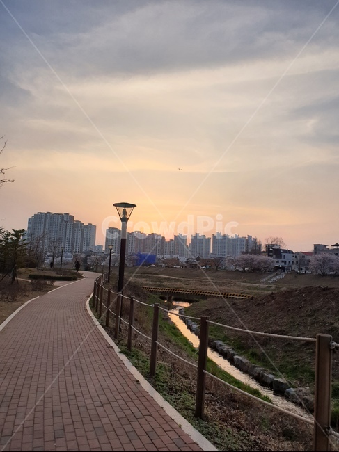 초저녁,오후,산책길,해질녘,저녁하늘,도시,풍경,city,landscape,path,통로,walkway,보도,railing,난간