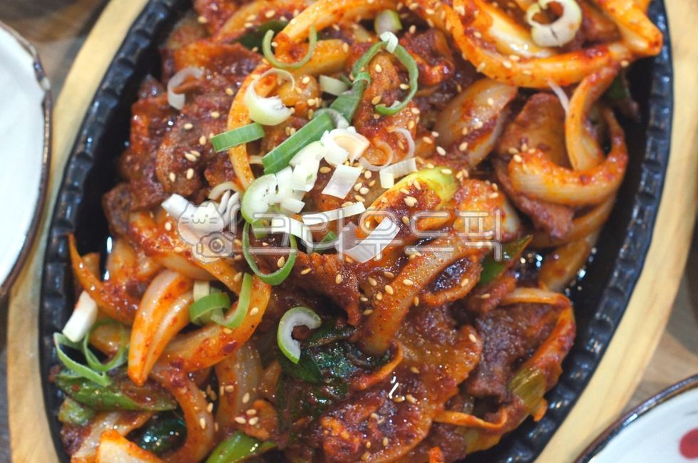 plating,Stirfried pork,Teppanyaki,pork,Stirfried pork on iron plate,food,Stirfried pork on bulpan,teppanyaki,spicystirfried,Teppan cooking,Plating,Duruchigi,kfood,cooking,stirfried,foodpresentation