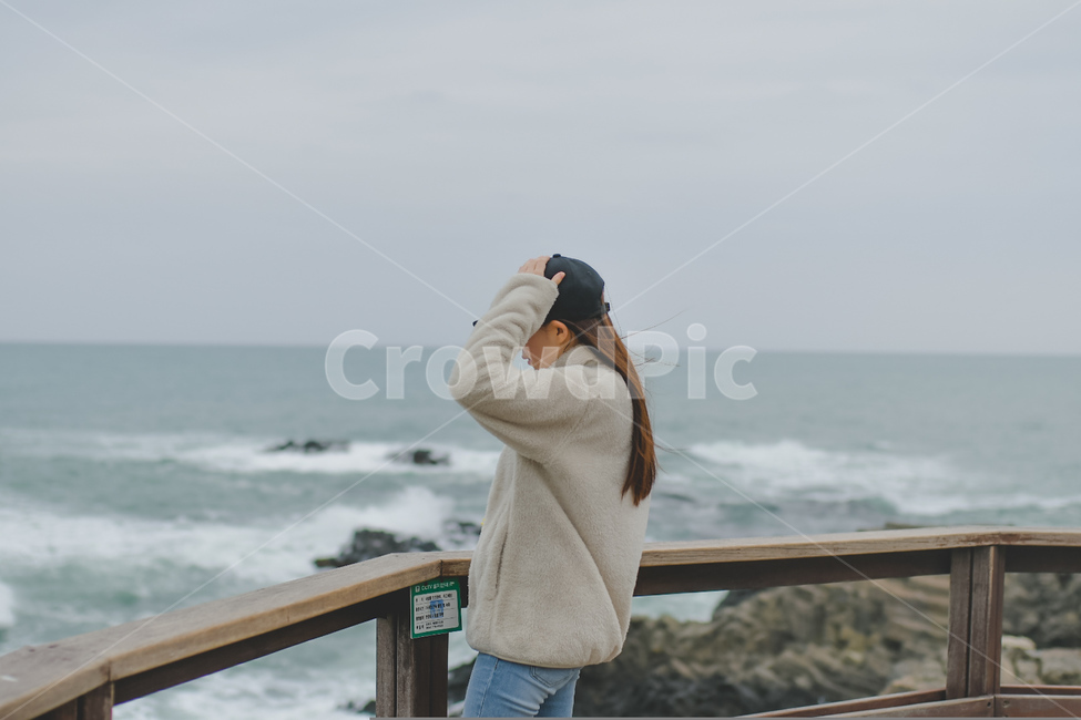경주,겨울바다,바다,여자,사람,파도,하늘,흐림,winter,sea,woman,human,sky,wave,여성,여자,woman,female,lady