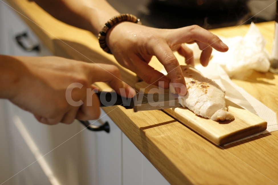 음식,요리,쉐프,주방,조리,푸드,food,cook,cooking,meal,Chef,kitchen,chicken,닭가슴살,커팅,칼,cutting,knife,사람,사람,인물,인간,human,person,신체일부,몸,body,음식,식재료,요리,food,cook,meal,dishes,food reserves,육류,고기,meat