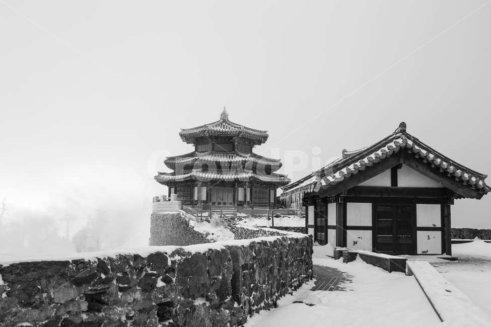 풍경,자연,겨울풍경,담벼락,돌담,겨울,계절,winter,season,자연,풍경,nature,landscape,한국자연풍경,한국자연경관,korea nature landscape,한국전통,한국문화,korean traditional,korean culture,흑백,모노톤,monochrome,black and white,건축물,건물외관,exterior,building,structure,architecture,construction,건물,temple,신전,shrine,신사,worship,예배,pagoda,탑