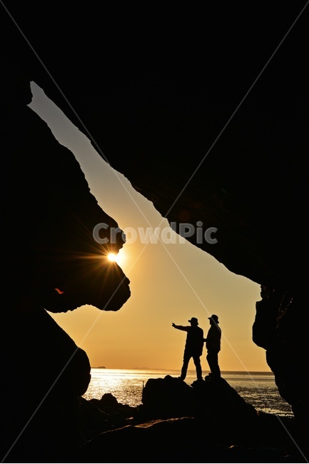 nature,자연,light,빛,flare,플레어,human,인간,person,사람,silhouette,실루엣,outdoors,옥외,영광,백수,해식동굴,바다,해안,해변,일몰,해넘이,노을,황혼