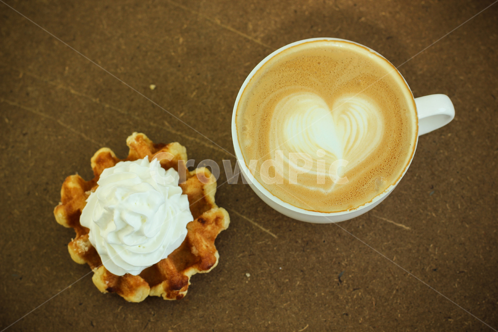 커피,카페라떼,라떼아트,바리스타,와플,카페인,신선한,크림,휘핑크림,클로즈업,스푼,음식,디저트,레시피,메뉴,카페,달콤한,오브젝트,빈티지,나무테이블,디저트,간식,후식,dessert,snack,커피,카페,coffee,cafe