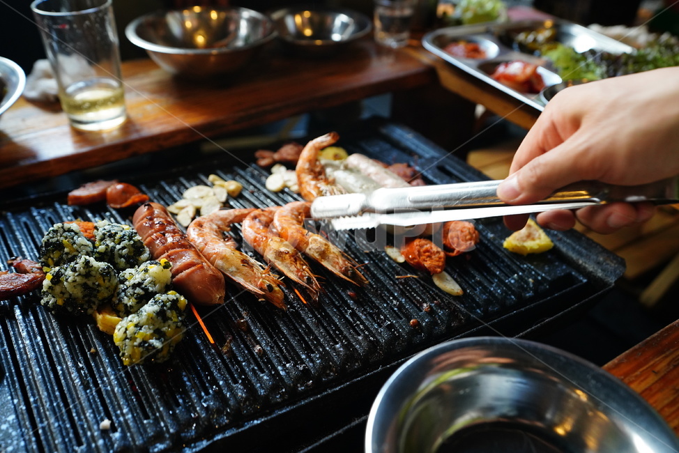 불판,육식,구이,육류,먹거리,음식,푸드,한식,식사,술안주,안주거리,food,새우,소세지,음식,식재료,요리,food,cook,meal,dishes,food reserves,수산물,해산물,fishery products,seafood