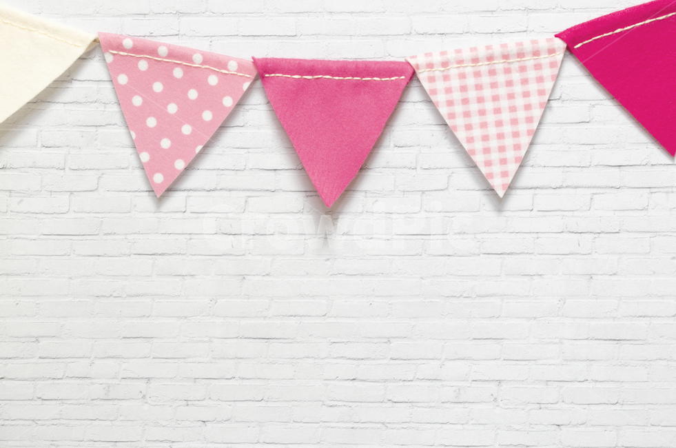 가랜드,이벤트,파티,장식,축하,배경,깃발,모양,기념일,생일,컨셉,연출,환영,여백,공간,소품,빈티지,핑크,분홍,벽돌,벽,줄,패턴,삼각,garland,event,party,decoration,celebration,background,flag,shape,anniversary,birthday,concept,welcome,space,blank,object,vintage,pink,brick,wall,string,pattern,triangle,기념일,축하,anniversary,congratulation,celebrate,celebration