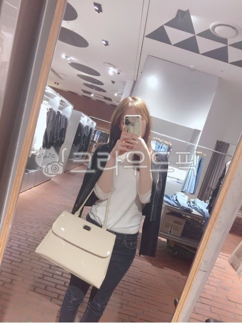 염색머리,노란염색머리,여자,여성,거울셀카,20대여자,30대여자,가방,외투,mirror