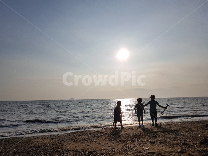 서해바다,날아올라,해질녘,아이들,순수함,하늘,맑음,모래,해변,바다,beach,sea,사람,인물,인간,human,person,어린이,어린아이,child,children,kid