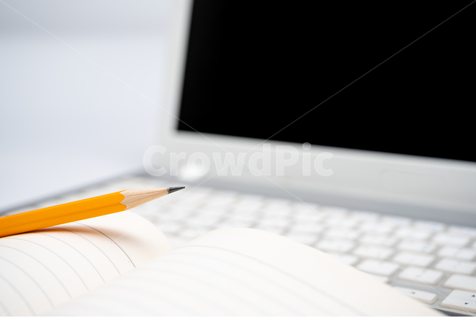 온라인,교육,인터넷,인강,인터넷강의,강의,이러닝,노트북,컴퓨터,기술,테크놀로지,공책,연필,필기구,키보드,노트,필기장,네트워크,코로나바이러스,코로나19,covid19,수학,과학,공부,학습,자율학습,가정교육,가정,디지털,ebook,학업,통신,커뮤니케이션,컨셉,개념,방학,개학,자기주도학습,통신교육,원격,학교,화면,사이버,대학,대학교,수업,coronavirus,정보통신기술,전자기기,전자제품,it,information,technology,electronic equipment,교육,학교,공부,education,learning,study,school