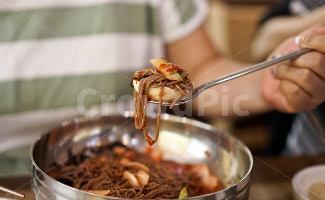 막국수,연출,음식,푸드,국수,면요리,매콤,새콤,먹방,식사,먹거리,면,별미,요리,식당,사람,인물,인간,human,person,신체일부,몸,body,음식,식재료,요리,food,cook,meal,dishes,food reserves,면류,면요리,noodles,한식,한국음식,한국요리,korean food,korean dishes,korean meal,korean cook,연출,컨셉,콘셉,direction,concept