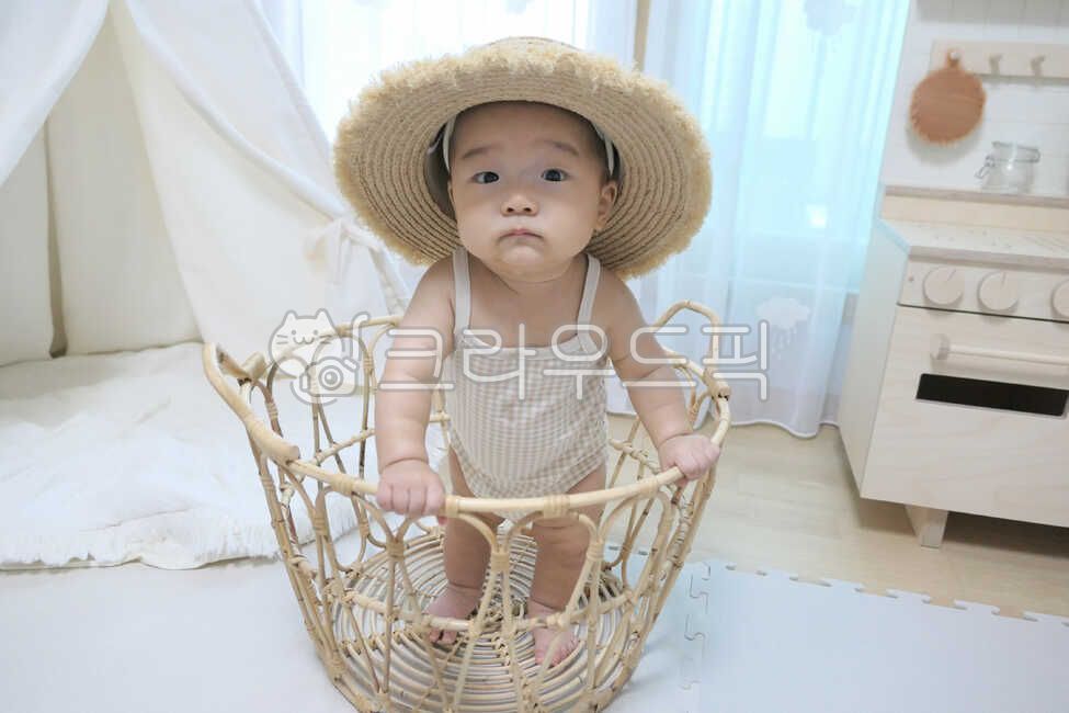 바구니,라탄,라탄바구니,표정,텐트,아기텐트,러그,유아텐트,놀이방,아기모델,헤어밴드,아기,신생아,사람,갓난아기,귀여운,작은,소중한,앙증맞은,인간,어린,한살,1세,만0세,아가,영유아,얼굴,엄마품,안긴,베이비,천사같은,사랑스러운,가족,아들,라이프스타일,생활,육아,보육,순수한,순진한,천진난만한,건강한,인테리어,모자,밀짚모자