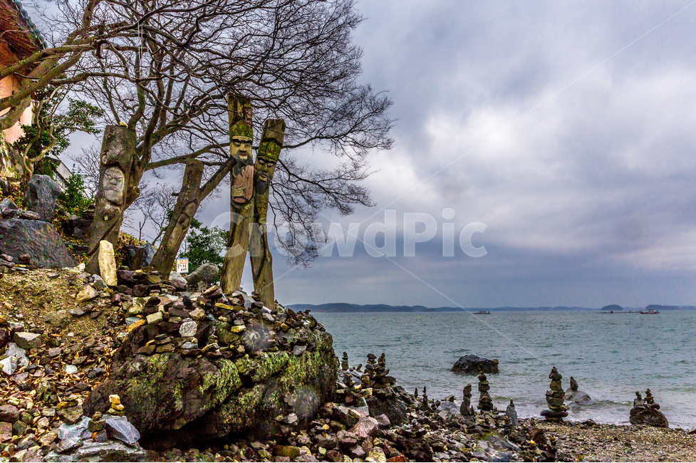 사찰,바닷가,장승,기원,염원,전통,불교,자연,풍경,nature,landscape,한국자연풍경,한국자연경관,korea nature landscape,한국전통,한국문화,korean traditional,korean culture,조각상,동상,석상,조형물,statue,bronze statue,stone statue,종교,신앙,religion,belief,faith,tree,나무,plant,식물