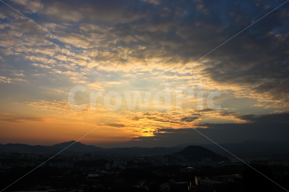 해질녘,노을,춘천구봉산,어둠이몰려오는시간,일몰,도시,풍경,city,landscape,한국도시풍경,한국도시경관,korea cityscape,감성,sensible,feeling,nature,자연,outdoors,옥외,sunset,dawn,새벽,red sky,붉은 하늘,dusk,황혼,sky,하늘