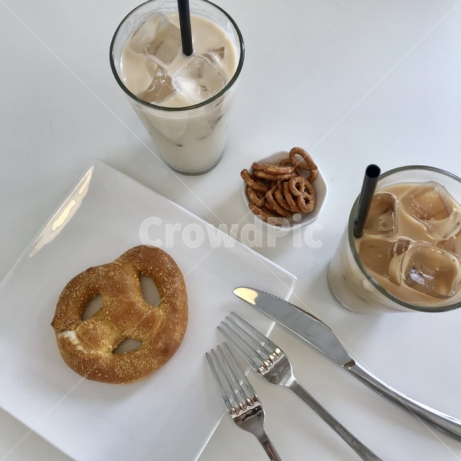 프레첼,밀크티,cafe,coffee,카페,테이블,음료,음식,식재료,요리,food,cook,meal,dishes,food reserves