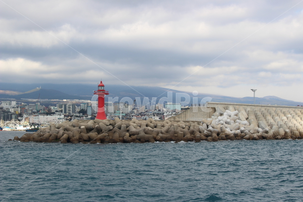흐린날씨,등대,구름,하늘,바다,빨간등대,등대,lighthouse,water,물,shoreline,해안선