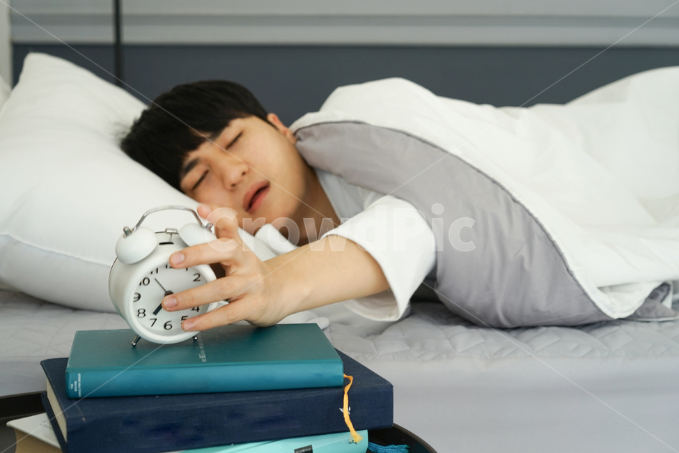 남성,남자,알람시계,시계,아침,모닝,침대,침실,방,이불,기상,베개,모닝콜,자명종,사람,인물,인간,human,person,남성,남자,man,male