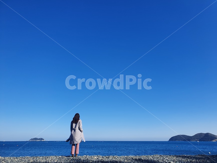 뒷모습,이쁜,여자,하늘,바다,푸른,파란,배경,풍경,자연,분위기,겨울,겨울바다