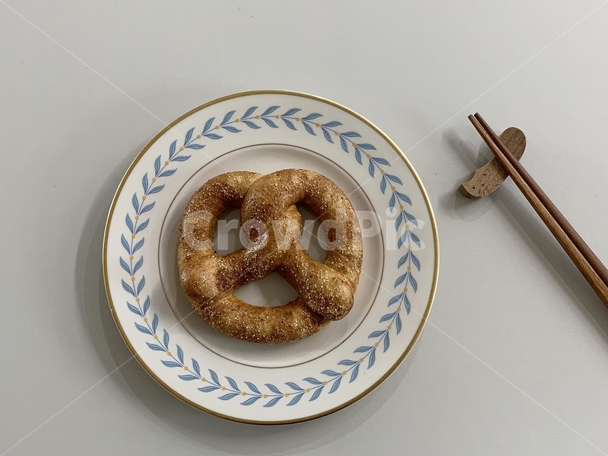 프레즐,빈티지그릇,브런치,빵,간식,bread,plate,접시,그릇,수저받침대,우드,wood,pretzel,음식,식재료,요리,food,cook,meal,dishes,food reserves,디저트,간식,후식,dessert,snack