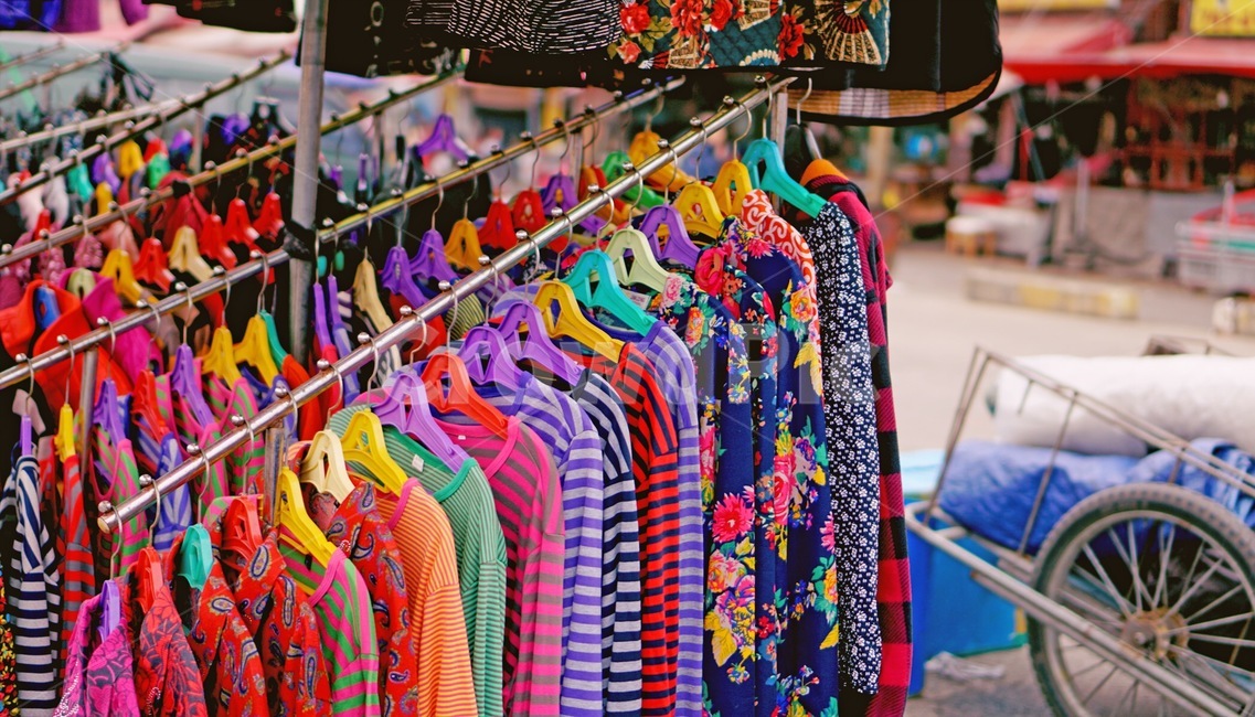 시장,옷,색감,컬러풀,colorful,market,koreanmarket,clothes,color,various,visual,컬러,시각적,traditionalmarket,전통시장,화려함,화려,fancy,showy,칼라풀,색깔,한국시장,아주머니,할머니,grandmather,cloth,시장,마트,마켓,market,mart,market place,패션스타일,의상,fashion,style