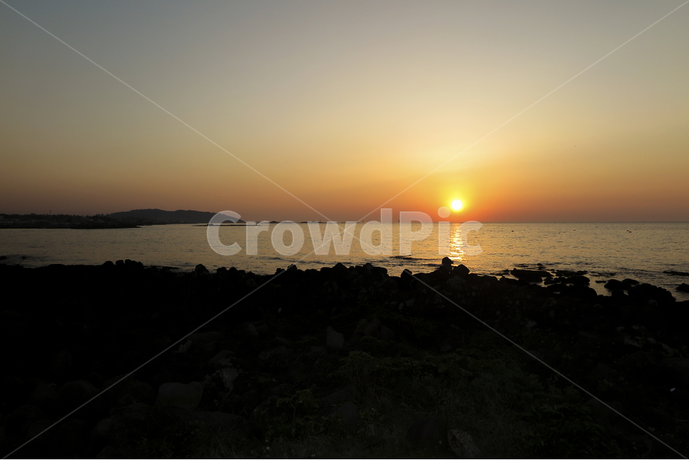 일몰,낙조,바다,제주,노을,해넘이,석양,태양,해,노을빛,붉은노을,수평선,제주도,돌,바위,검은돌,주황색,선셋,구름,해질녁,여름,저녁바다,하늘,자연,풍경,경관,jejuisland,sea,beach,sunset,nature,landscape,자연,풍경,nature,landscape,outdoors,옥외,sky,dusk,황혼,dawn,새벽,red sky,붉은 하늘,sunlight,햇빛