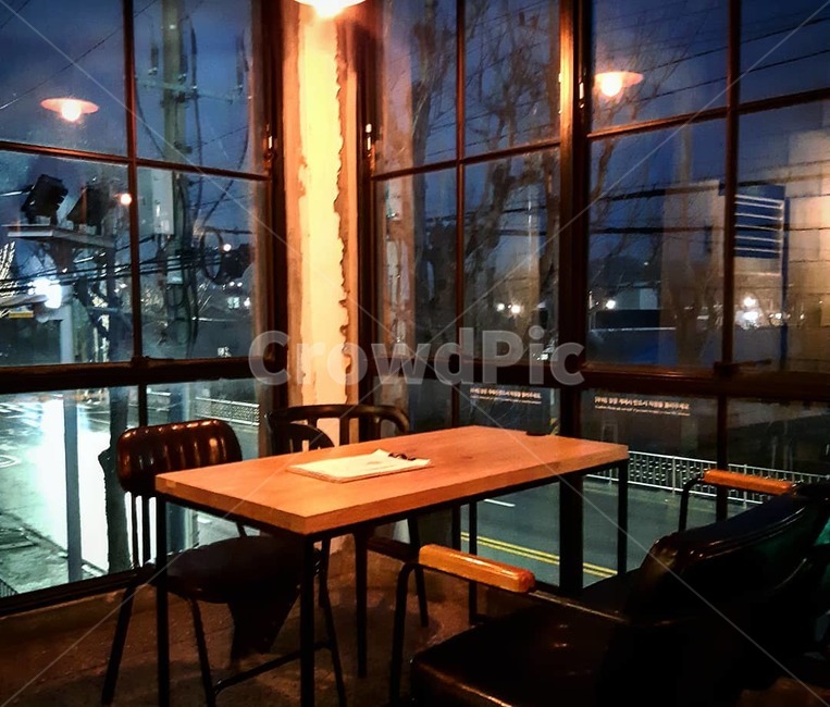 도시,카페,밤풍경,야경,자리,만남,감성,기다림,인테리어,실내디자인,interior design