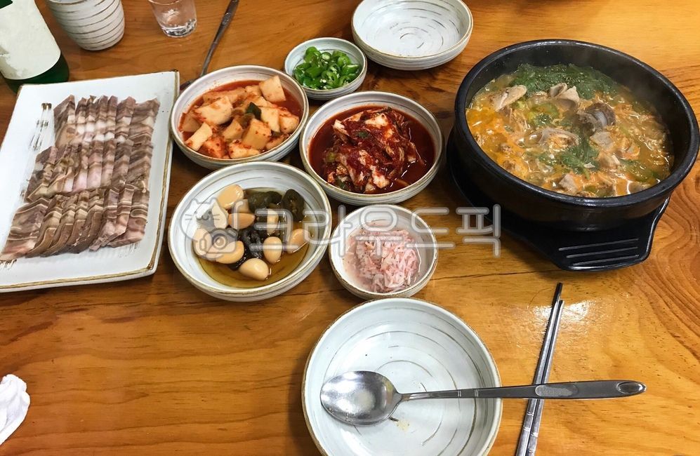 머릿고기,돼지머리,편육,눌린고기,돼지고기,고기,순대국밥,얼큰순대국,얼큰순대국밥,따로국밥,국밥,한식,한국음식,한국요리,돼지머리고기,육수,돼지,모듬순대,찹쌀순대,순대,육류,순대국,뚝배기,부속물,돼지부속,깍두기,겉저리,배추김치,김치,새우젓,마늘장아찌,청양고추,한상차림,상차림,밑반찬,국,해장국,야채,채소,밥도둑,뜨거운,내장,소주잔,안주,술안주,식사,숟가락,젓가락,음식,식재료,먹방,meal,food,dish,cook,koreanfood,pork,meat