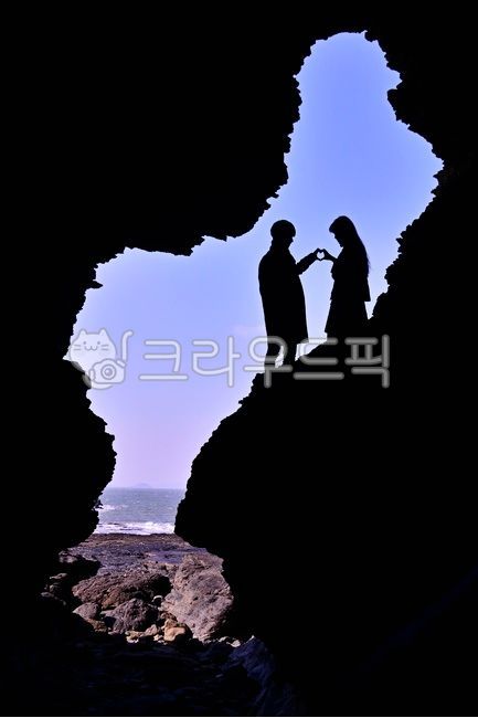 부안해식동굴,격포해식동굴,채석강해식동굴,변산반도해식동굴,해식동굴,silhouette,실루엣,nature,자연,person,사람,human,인간,cave,동굴,해안가,해변,연인,여행,휴가,traveling,vacation,trip