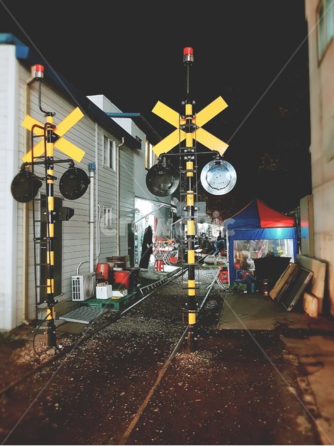 군산,기찻길,표지판,노랑색,검정색