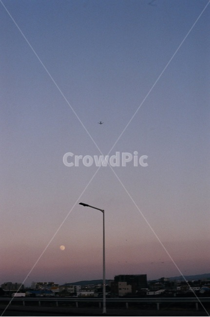 가로등,달,비행기,노을,하늘,길거리,도시,풍경,city,landscape,감성,sensible,feeling,nature,자연