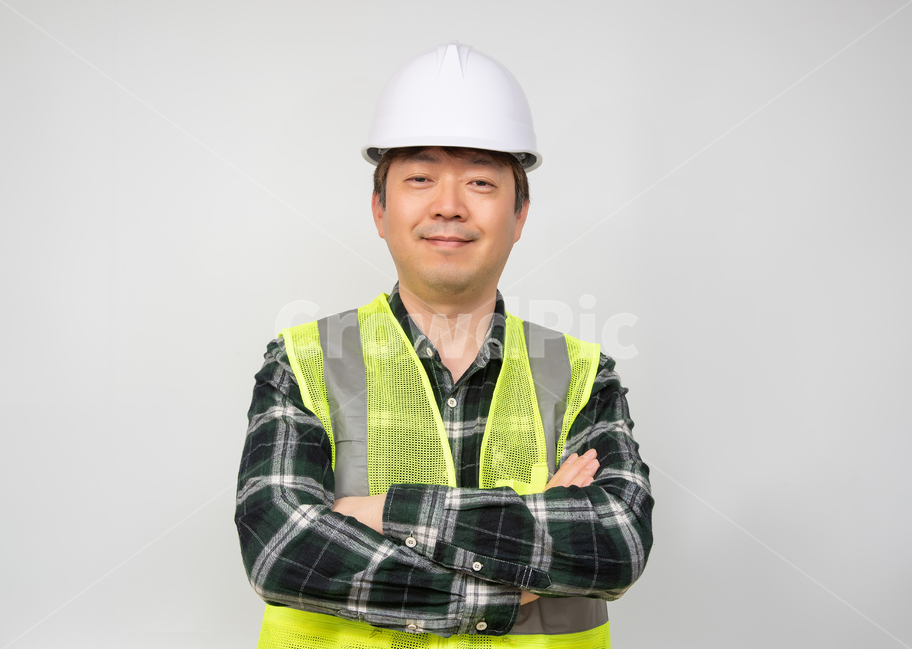 근로자,노동자,노가다,안전모자,안전모,모자,작업복,근무복,안전,산업,1명,남자,남성,한국인,일본인,중국인,아시아인,중장년,40대,50대,건설,건축,인테리어,인부,일용직,비즈니스,카피스페이스,여백,누끼,흰색배경,하얀배경,실내,정면,상반신,노동,일,아빠,중년,노동환경,개념,컨셉,스튜디오,공장,공사장,산업,industry,industrial,연출,컨셉,콘셉,direction,concept