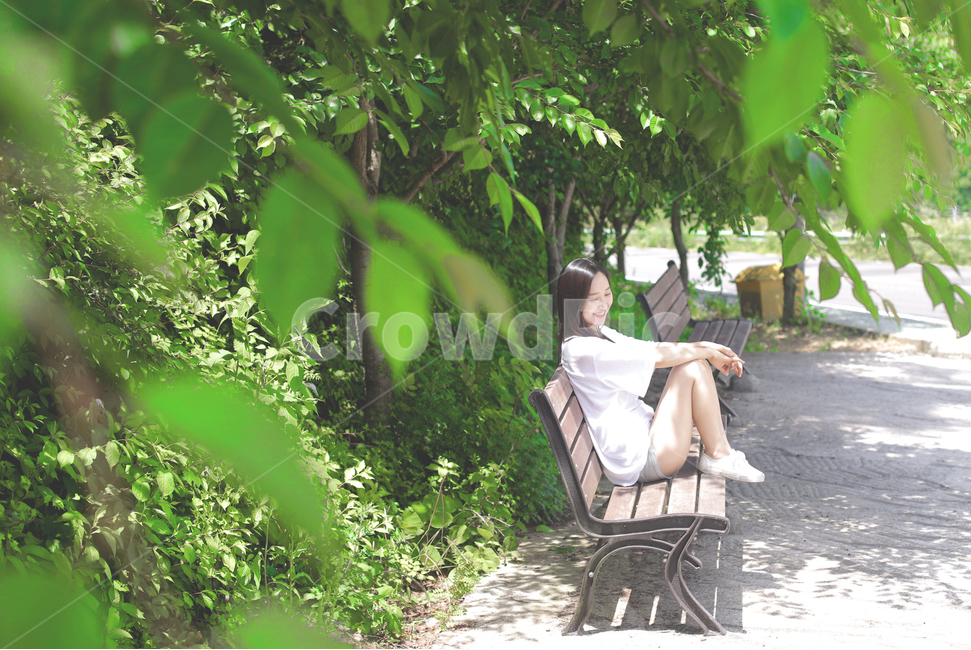 여름,그늘,태양,그림자,나무,초록,벤치,휴식,여자,인물,미소,자연,풍경,nature,landscape,사람,인물,인간,human,person,여성,여자,woman,female,lady,감성,sensible,feeling,휴식,힐링,rest,relaxation,healing