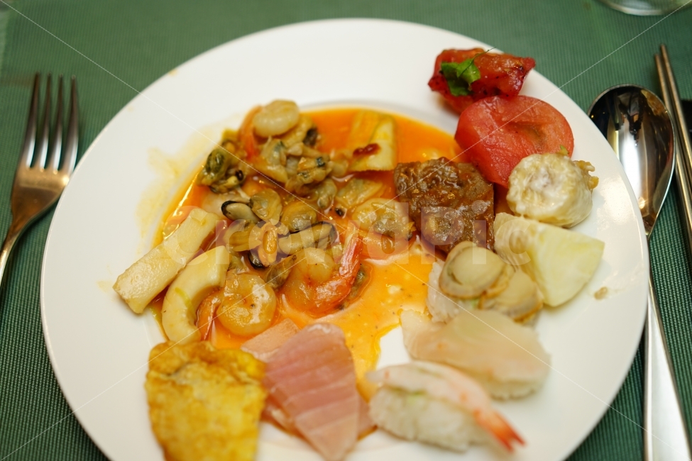 먹방,해물,오징어,새우,볶음,초밥,저녁,음식,행복,저녁식사,식사,뷔페,접시,포크,만남,음식,식재료,요리,food,cook,meal,dishes,food reserves