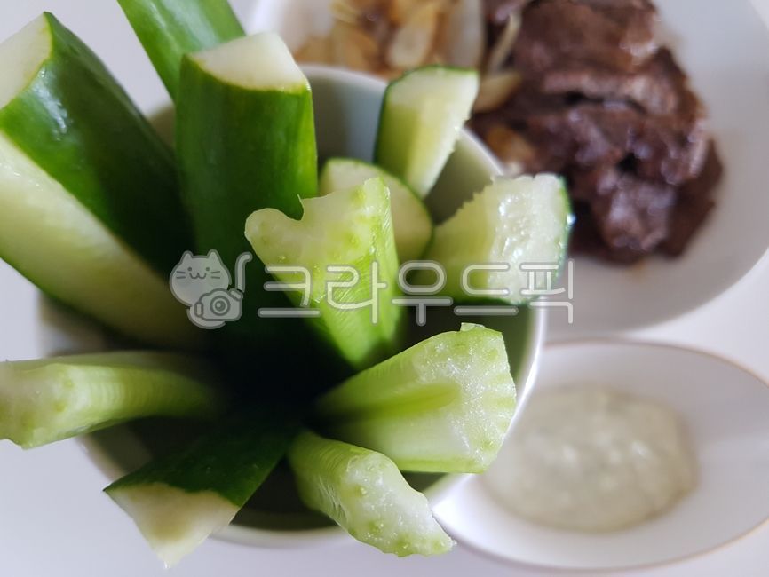 고기,오이,스테이크,소고기,부채살,음식,샐러리,먹방,맛있는,식사,야채,채소,디핑소스,야채스틱,건강한
