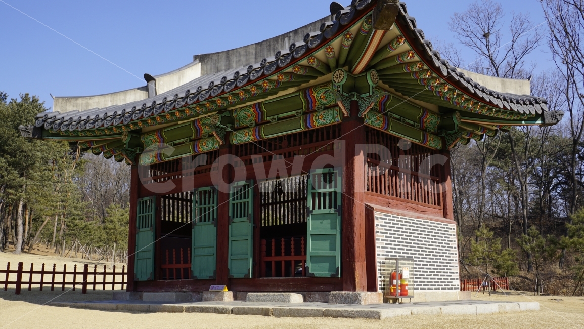 수원,융건릉,나무,숲,숲속,조선,왕릉,조선왕릉,이파리,식물,자연,풍경,산책,산길,나뭇가지,한국,문화재,문화,유적지,문화유산,유산,전통,건물,건축,정자각,하늘,유적,유네스코세계문화유산,한국적인,한국문화,한국역사,히스토리,history,culture조선시대,과거,옛날,korea,snap,snpshot,스냅,스냅사진,스넵,스넵사진,감성,감성사진,힐링,힐링사진,경치,landscape,nature,정조,정조대왕,용마루,추녀마루,내림마루,잡상,와제,10신상,한국전통,한국문화,korean traditional,korean culture