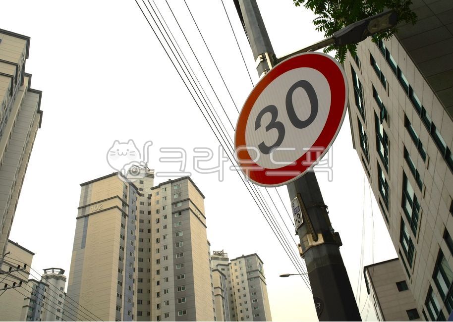 vehicle speed,speed sign,city,In the complex,center,Speed within the apartment complex,road sign,Speed in apartment,Allowed speed,building,parking lot,30,high rise building