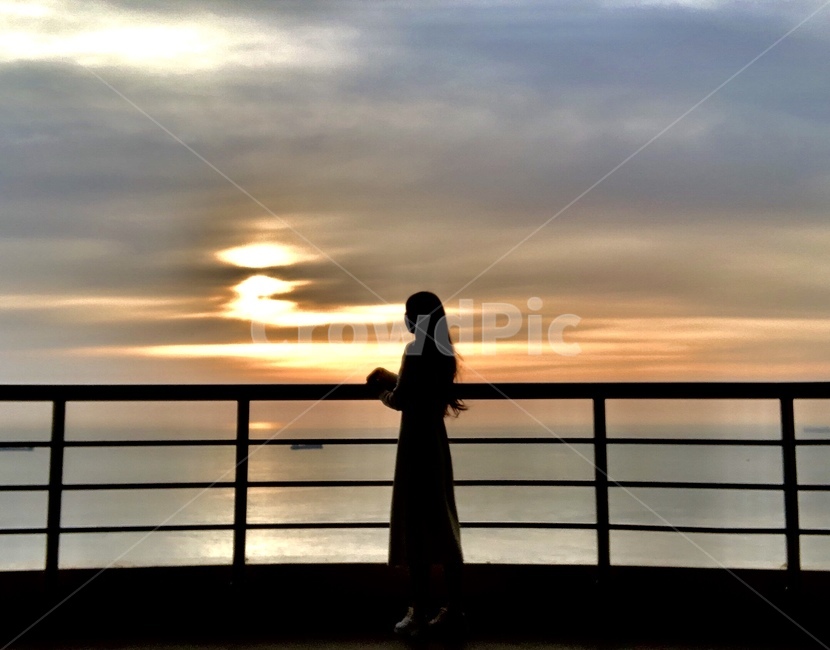 해질녘,노을,사람,여자,서있는모습,실루엣,옆모습,선셋,sunset,girl,인물,person,긴머리,색감,여성,여자,woman,female,lady,인물실루엣,사람실루엣,character silhouette,human silhouette,railing,난간,handrail,banister,human,인간