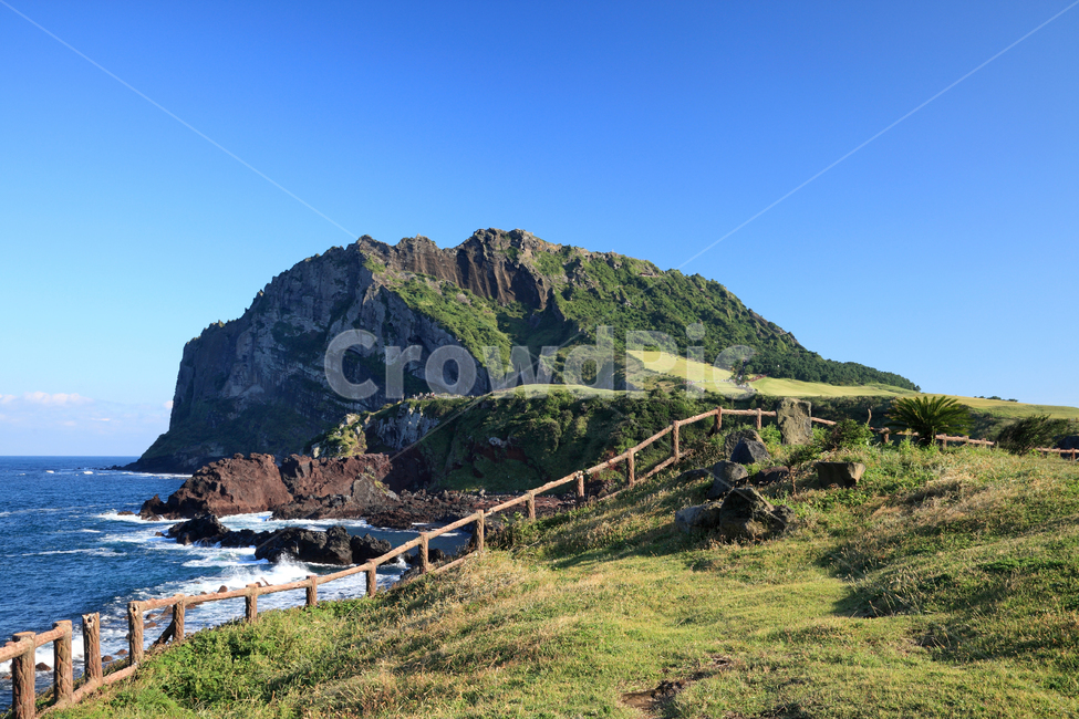 성산일출봉,성산,일출봉,산,봉,봉우리,자연,풍경,환경,녹색,그린,명소,관광,관광지,하늘,아름다운,바다,파도,해안,배경,백그라운드,목책,울타리,펜스,올레길,제주,제주도,한국,자연,풍경,nature,landscape