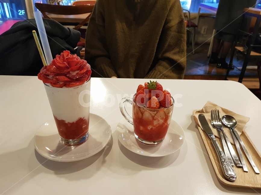 딸기,카페,파르페,스무디,간식,딸기파르페,딸기요거트,음료수,drink,beverage