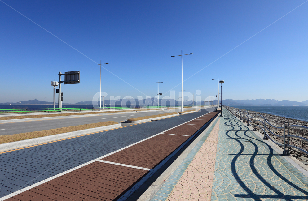 새만금,도로,아스팔트,간척지,방조제,새만금간척지,새만금방조제,바다,풍경,교통,하늘,배경,백그라운드,바닥,공간,바닥배경,공간배경,해안,해안도로,차선,라인,고속도로,가드레일,보도,블럭,블록,보도블럭,보도블록,인도,거리,길,가로등,자연,산,섬,한국