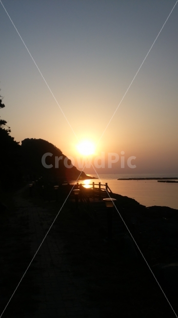 풍경,석양,낙조,해변,빛,자연,풍경,nature,landscape,실루엣,그림자,silhouette,shadow,flare,플레어,light,sunlight,햇빛,outdoors,옥외,sky,하늘,dusk,황혼,red sky,붉은 하늘,dawn,새벽,sunset,일몰