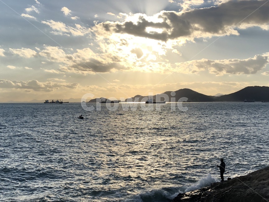 낚시,부산,한국,아시아,바다,해양,구름,지평선,하늘,노을,땅거미,석양,저녁,해질녘,경관,경치,자연,fishing,busan,korea,asia,ocean,sea,cloud,horizon,sky,dusk,evening,nightfall,sundown,sunset,landscape,nature,scenery,scene,view,자연,풍경,nature,landscape,사람,인물,인간,human,person,outdoors,옥외,water,물,ocean,대양