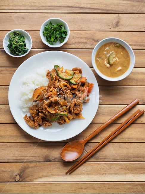 제육덮밥,제육,한국음식,한국,돼지고기,돼지고기볶음,점심,점심식사,숟가락,젓가락,반찬,식사,한식,제육볶음,정식,된장국,덮밥,밥,음식,식재료,요리,food,cook,meal,dishes,food reserves,한식,한국음식,한국요리,korean food,korean dishes,korean meal,korean cook