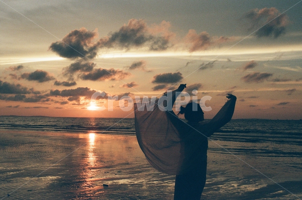 바다,일몰,여자,뒷모습,바다풍경,여자뒷모습,하늘,구름,태국,여행,해변,바다,beach,sea,사람,인물,인간,human,person,인물실루엣,사람실루엣,character silhouette,human silhouette,여행,휴가,traveling,vacation,trip,감성,sensible,feeling,nature,자연,outdoors,옥외