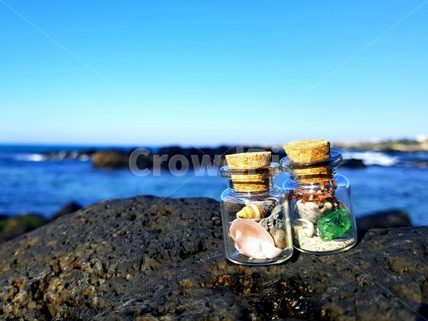해변,제주도,모래,유리병,코르크,저게,제주,조게,해변가,바다,바닷물,하늘,유리,모으기,2개,한쌍,해변,바다,beach,sea,감성,sensible,feeling,사물,물건,오브젝트,thing,object,matter