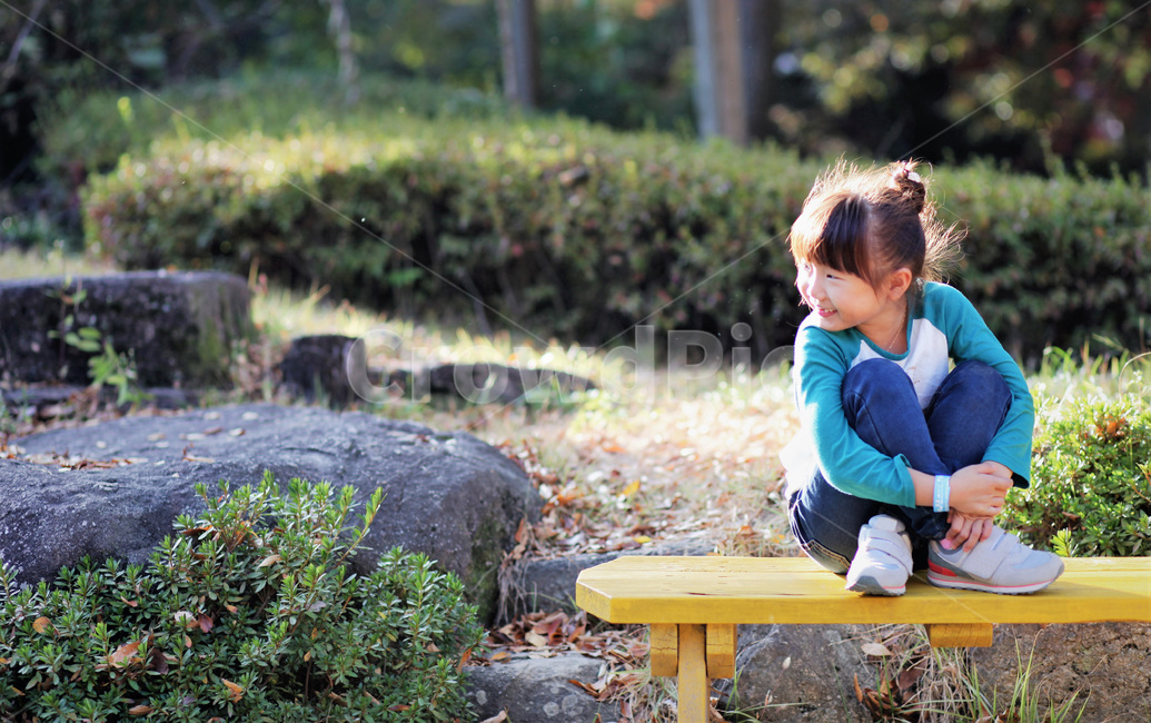 Sitting appearance,yellow,smiling girl,bench chair,mulberry hair,Girls,Elementary student,jeans