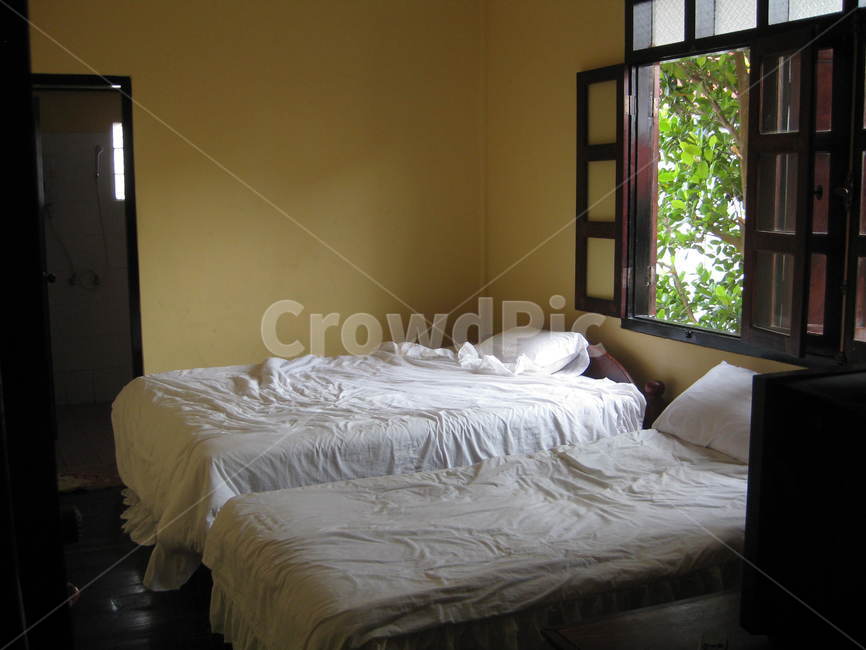 동남아,furniture,가구,room,방,bedroom,침실,indoors,옥내,bed,침대,침구,창문,나무창틀