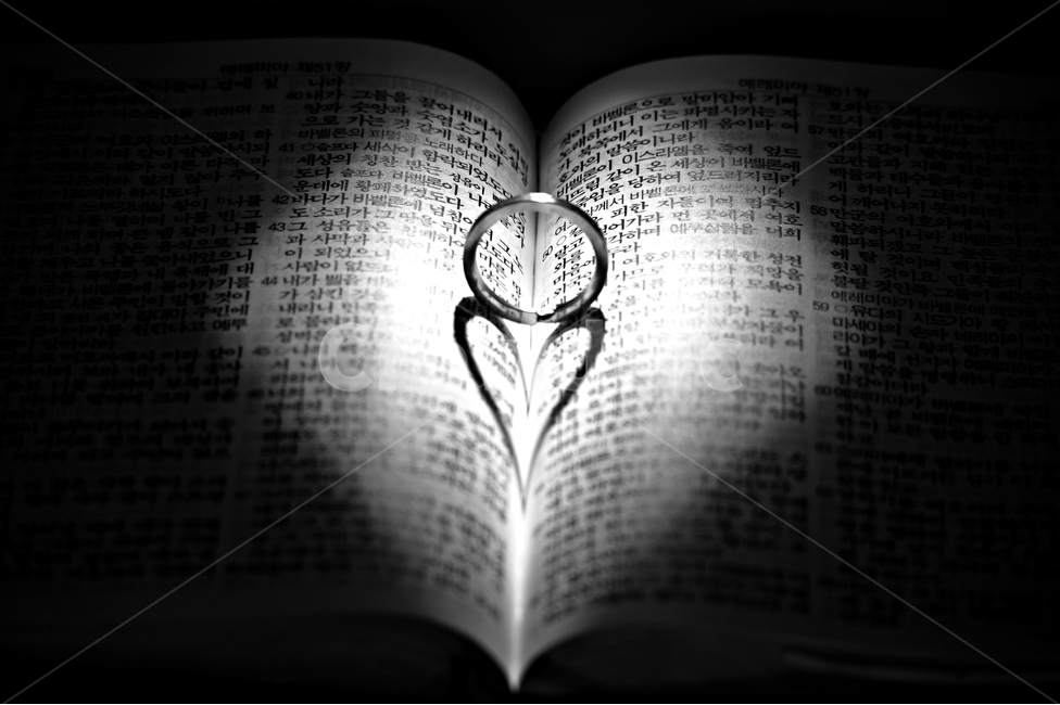 하트,성경,믿음,사랑,기도,감정표현,기분,feeling,emotion,종교,신앙,religion,belief,faith,흑백,모노톤,monochrome,black and white,사물,물건,오브젝트,thing,object,matter