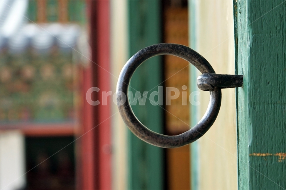 사찰,문,창살,걸쇠,원형,손잡이,열린문,한지,세월,time,round,latch,door,olddoor,hanji,openeddoor,handle,oldfashioneddoor,buddhisttemple,ring,circle,원,녹,rusty,한국건축,문고리,동그라미,전통건축,문환,고리,쇠고리,잠금장치,여닫이,전통,한국전통,문창살,고색창연,앤티크,전통문양,배경흐림,문손잡이,원형고리,한옥,나무문,한국문화,koreantraditional,koreanculture,koreanarchitecture,한국전통,한국문화,korean traditional,korean culture,건축물,건물외관,exterior,building,structure,architecture,construction