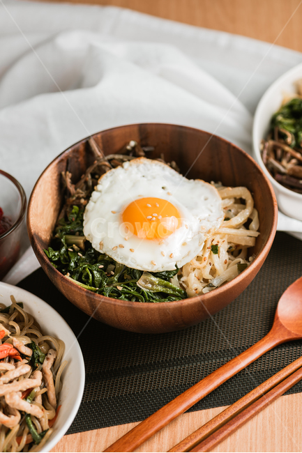 비빔밥,한국전통음식,계란후라이,계란프라이,도라지,고사리,시금치,건강한,웰빙푸드,한식,음식,식재료,요리,food,cook,meal,dishes,food reserves,한식,한국음식,한국요리,korean food,korean dishes,korean meal,korean cook