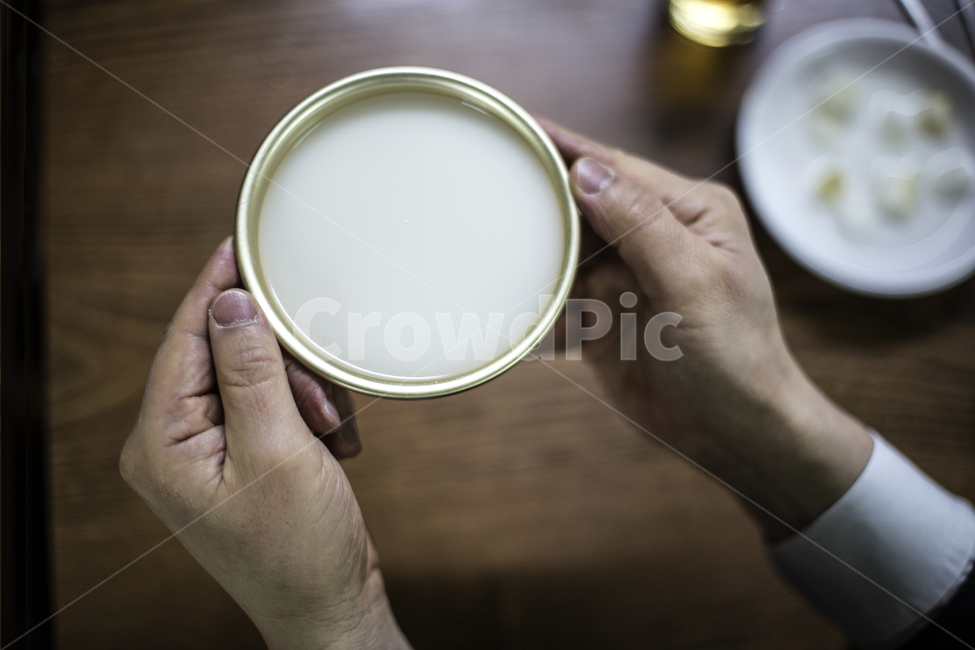 Korean medicine,atmosphere,Takju,traditional alcohol,Makgeolli,representative drink,common people,bar,two hands,a drink,Pajeon Makgeolli,popular,Lactobacillus,alcohol,receive,Korean alcohol,mainstream,rice,Makgeolli restaurant,yeast,fermented liquor,Gokju